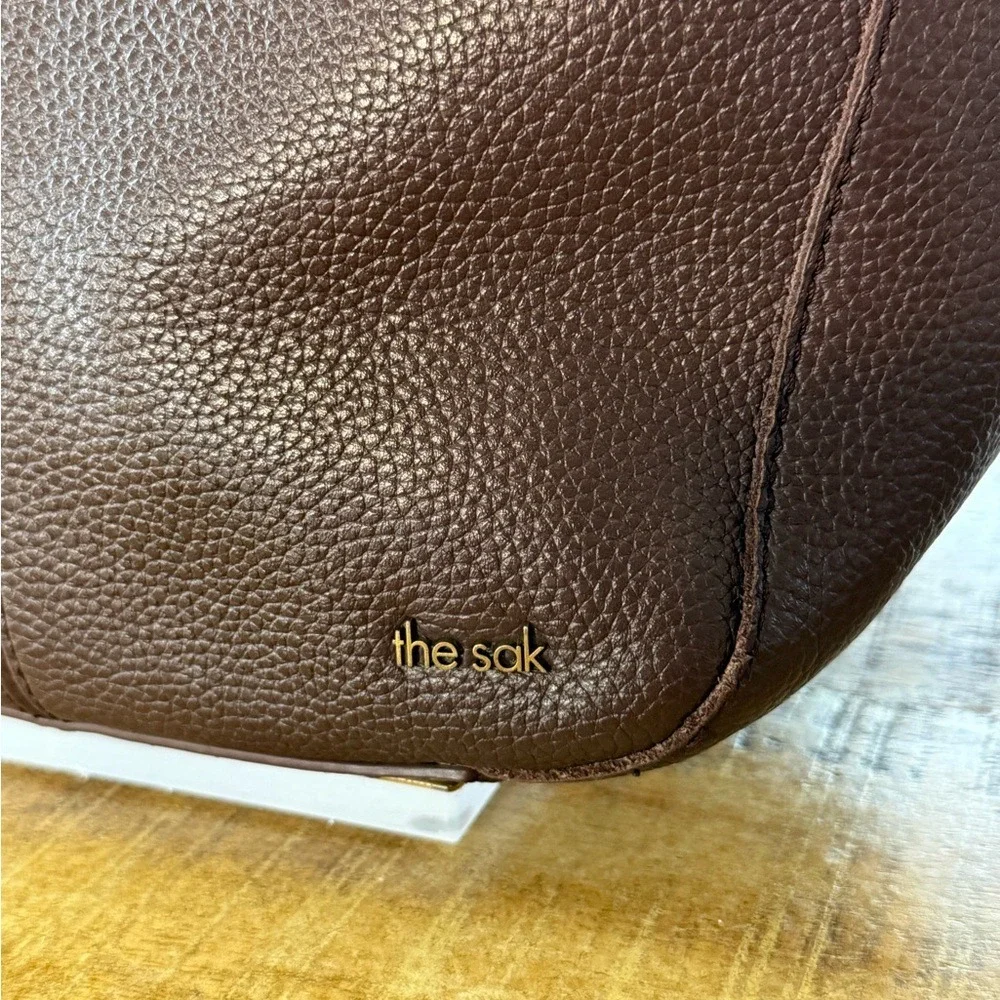 The Sak Crossbody Bag Medium Brown Excellent Pebbled Leather Chevron Strap